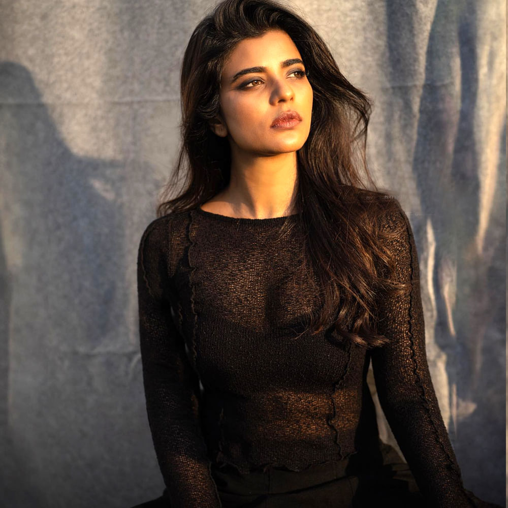 ఇక  కౌసల్య కృష్ణమూర్తి సినిమాతో తెలుగులోకి అడుగుపెట్టింది. ఆ తర్వాత వరుసగా మిస్ మ్యాచ్, వరల్డ్ ఫేమస్ లవర్,టక్‌ జగదీష్‌,రిపబ్లిక్‌ సినిమాల్లో నటించింది. కాగా గతంలో ఓ ఇంటర్వ్యూలో ఐశ్వర్య రాజేష్‌ను ఏ హీరోతో కలిసి డిన్నర్ చేయాలనుకుంటున్నారన్న ప్రశ్న ఎదురైంది. దానికి ఆమె దళపతి విజ‌య్‌తో డిన్న‌ర్‌కి వెళ్లాల‌ని చెప్పుకొచ్చింది. ఈ కామెంట్స్ ఇప్పుడు సోషల్ మీడియాలో వైరల్ అవుతున్నాయి.