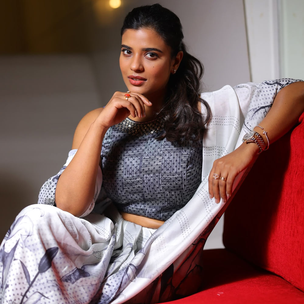 తాజాగా ఈ అమ్మడు షేర్ చేసిన ఫోటోలు అభిమానులను ఆకట్టుకుంటున్నాయి. స్టైలిష్ లుక్ లో ఐశ్వర్య ఫోటోలు షేర్ చేసింది ఐశ్వర్య రాజేష్. ఈ ఫోటోల పై నెటిజన్స్ క్రేజీ కామెంట్స్ చేస్తున్నారు. భాగ్యం లుక్ మార్చేసింది అంటూ కామెంట్స్ చేస్తున్నారు.