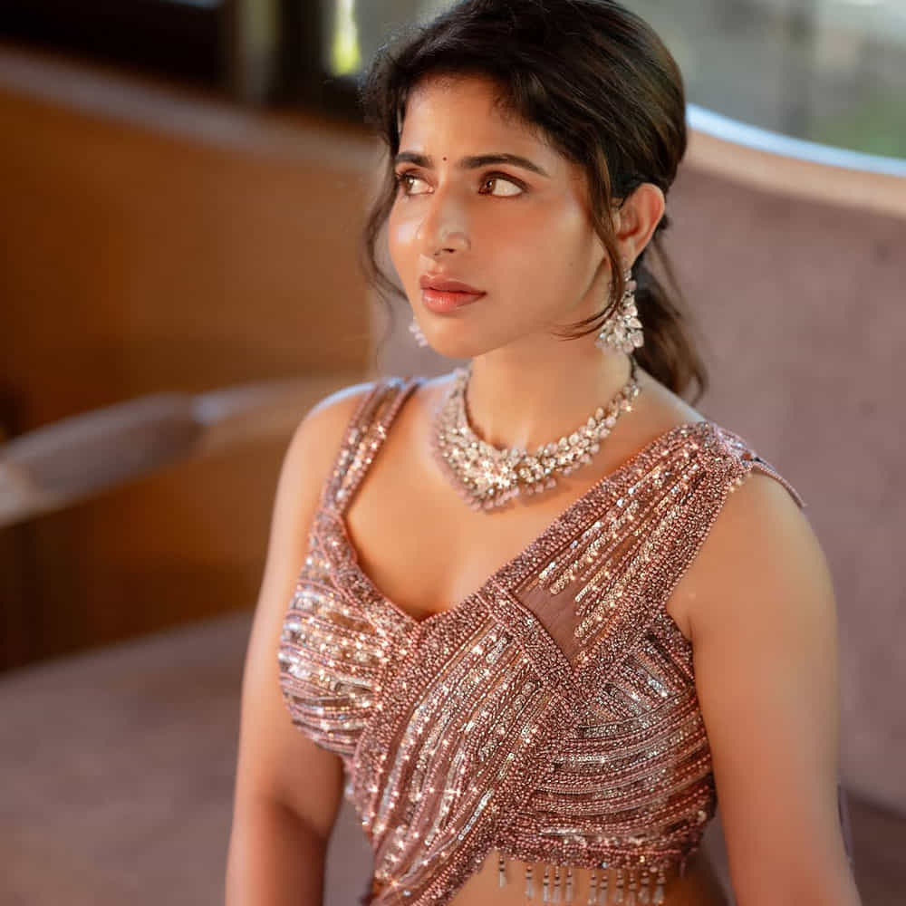 నిఖిల్ జోడిగా స్పై సినిమాతో తెలుగు తెరకు పరిచయమైంది ఐశ్వర్య. కానీ ఈ సినిమా బాక్సాఫీస్ వద్ద డిజాస్టర్ కావడంతో తెలుగులో ఈ బ్యూటీకి అంతగా ఆఫర్స్ రాలేదు. ప్రస్తుతం ఈ అమ్మడు సోషల్ మీడియాలో గ్లామర్ ఫోటోలతో రచ్చ చేస్తుంది.