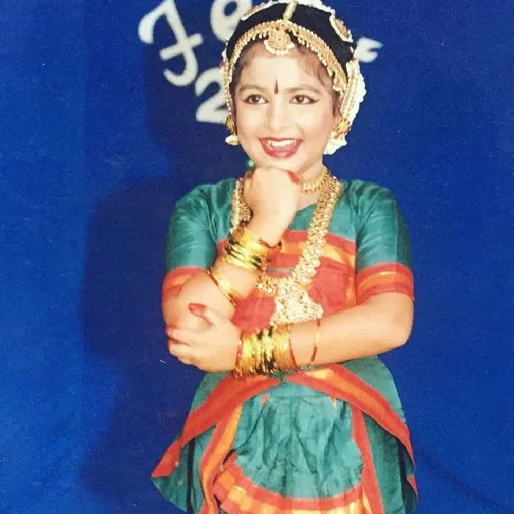 సోషల్ మీడియాలో ఇప్పుడు టాలీవుడ్ హీరోయిన్ చిన్ననాటి ఫోటో ఒకటి వైరలవుతుంది. చూడచక్కని రూపం.. ఆక్టటుకునే కళ్లు.. హృదయాలను దొచేసే చిరునవ్వుతో ఎంతో ముద్దుగా కనిపిస్తున్న ఈ చిన్నారి .. టాలీవుడ్ క్రేజీ హీరోయిన్. ఇంతకీ ఎవరో తెలుసా.. ?