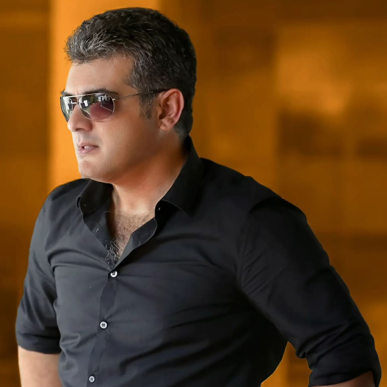 ఫ్యాన్స్‌ను టెన్షన్ పెట్టడం తప్ప మరో పనేదీ పెట్టుకోలేదు తమిళ హీరో అజిత్. ఈయన చేస్తున్న పనులు చూస్తుంటే అభిమానులకు గుండెలు జారిపోతున్నాయి. సినిమాలు చేయండి హీరోగారూ అంటే కాదు నేను వెళ్లి రేసింగ్ చేస్తానంటున్నారు. 