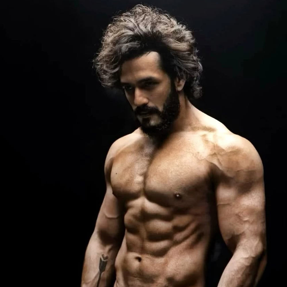 అఖిల్ కూడా నెక్ట్స్ సినిమా కోసం బీస్ట్‌గా మారిపోతున్నారు. కండలు పెంచేసి హల్క్‌లా ట్రాన్స్‌ఫార్మ్ అయిపోయారు. యువీ క్రియేషన్స్‌లో ఓ భారీ సినిమాతో పాటు.. వినరో భాగ్యము విష్ణుకథ ఫేమ్ మురళీ కిషోర్ అబ్బూరుతో ఓ సినిమా చేస్తున్నారీయన. ఈ రెండూ డిఫెరెంట్‌గానే ఉండబోతున్నాయి.