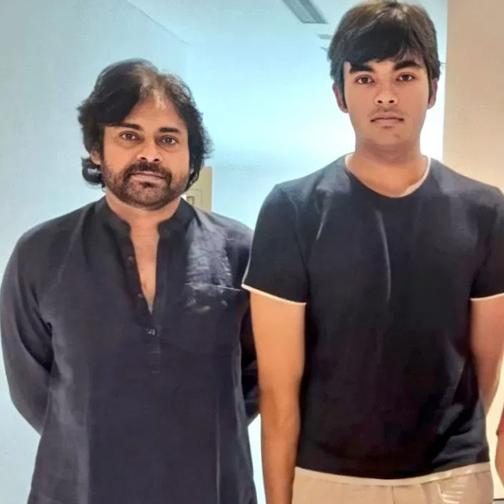 ఆ తర్వాత పవన్ స్థానాన్ని జూనియర్ పవర్ స్టార్ భర్తీ చేయాలని చూస్తున్నారు. ఆ మధ్య రాజమండ్రిలో జరిగిన గేమ్ ఛేంజర్ ఈవెంట్కు కూడా అన్నయ్య రామ్ చరణ్తో కలిసొచ్చారు అకీరా.