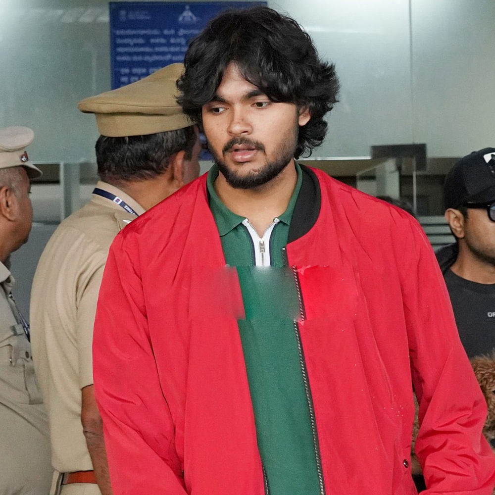 ఇప్పుడు పవన్ చేస్తున్న సనాతన ధర్మ దీక్షలోనూ నాన్నతోనే ఉన్నాడు. ఇవన్నీ చూస్తుంటే త్వరలోనే అకీరాను వెండితెరపై చూడటం ఖాయమే అనిపిస్తుంది. అదే జరిగితే పవన్ ఫ్యాన్స్ ఆనందానికి అవధులుండవేమో..?