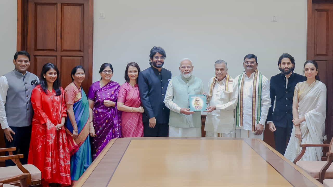 అక్కినేని నాగార్జున, ఆయన కుటుంబసభ్యులు ప్రధాని మంత్రి మోదీని కలిశారు. లెజెండ్ అక్కినేని నాగేశ్వరరావు గురించి యార్లగడ్డ లక్ష్మీప్రసాద్ రాసిన అక్కినేని కా విరాట్ వ్యక్తిత్వ్ పుస్తకాన్ని ప్రధాని చేతుల మీదుగా విడుదల చేశారు. ఈ కార్యక్రమంలో అమల, నాగచైతన్య, శోభిత పాల్గొన్నారు.