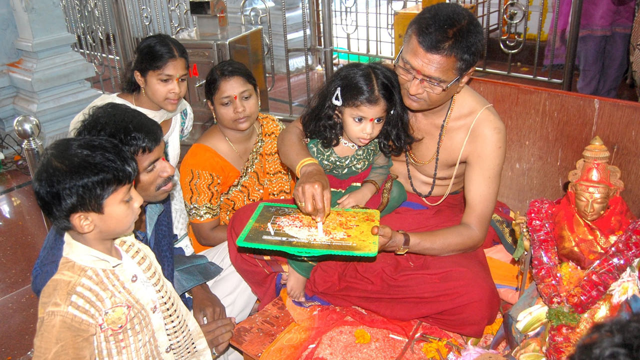 ఈ రోజున విద్యారంభం చేయడం వల్ల పిల్లలు మెదడు చురుకుగా పని చేసి మంచి విద్యా సులభం నేర్చుకుంటారని నమ్మకం. వసంత జ్ఞానానికి, ఉల్లాసానికి, సృజనాత్మకతకు ప్రతీక. ఈ ఋతువులో వసంత పంచమి వచ్చే వసంత పంచమి రోజున సరస్వతీ దేవికి పూజలు చేస్తారు. ఈ కాలంలో ప్రకృతి పచ్చదనంతో, పుష్పాలతో సుందరంగా ఉంటుంది. ఇది విద్యని మొదలుపెట్టడానికి మంచి కాలమని నమ్ముతారు.