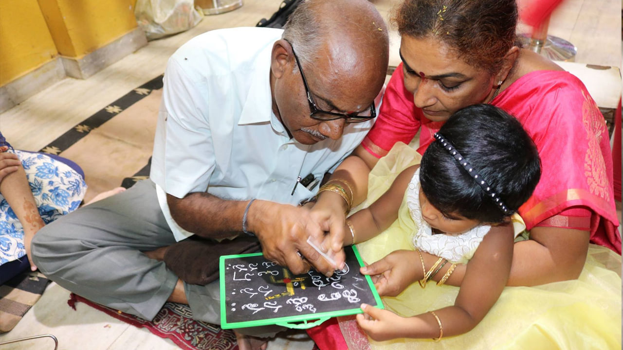 అందుకే విద్యార్థులు ఈ రోజున పుస్తకాలను, పెన్నులను, అక్షరాలను పూజిస్తే విద్యాబుద్ధులు లభిస్తాయని నమ్ముతారు. తల్లిదండ్రులు, కుటుంబ సభ్యలు తమ పిల్లల భవిష్యత్తులో విద్య అభ్యసించాలనే సరస్వతి దేవి కోరుకుంటారు.