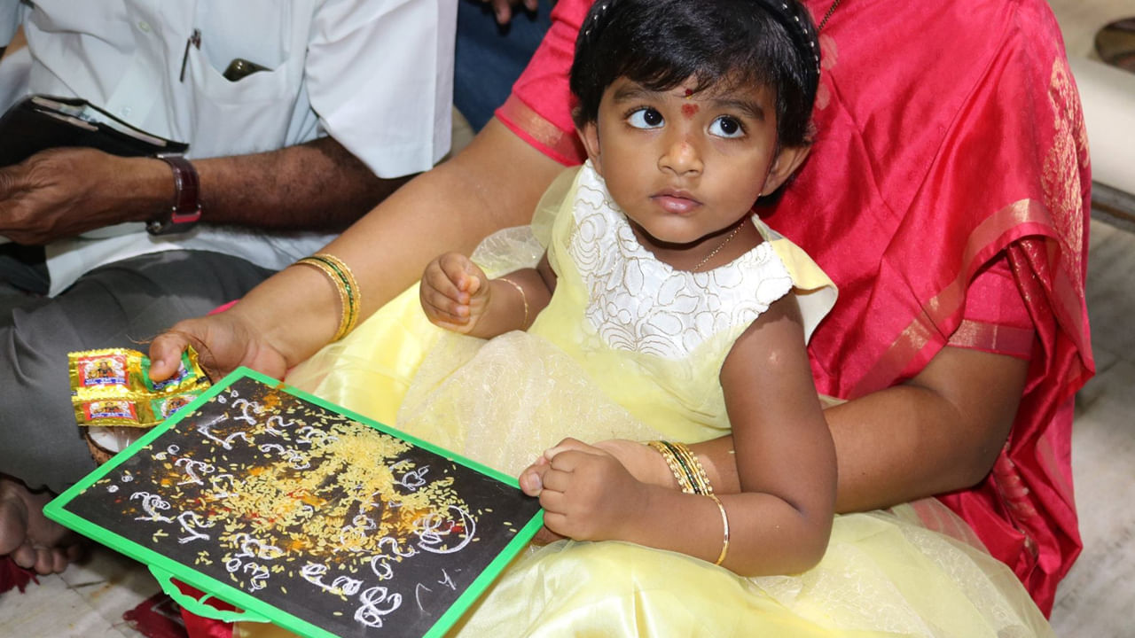 వసంత పంచమి రోజున అక్షరాభ్యాసం చేస్తే చదువులో రాణించి మంచి విజయలను అందుకుంటారని నమ్మకం. ముఖ్యంగా ఆంధ్రప్రదేశ్, తెలంగాణ, కర్ణాటక, పశ్చిమ బెంగాల్, మహారాష్ట్రలోని హిందువులు ఎక్కువగా వసంత పంచమి రోజున అక్షరాభ్యాసం చేయిస్తారు.