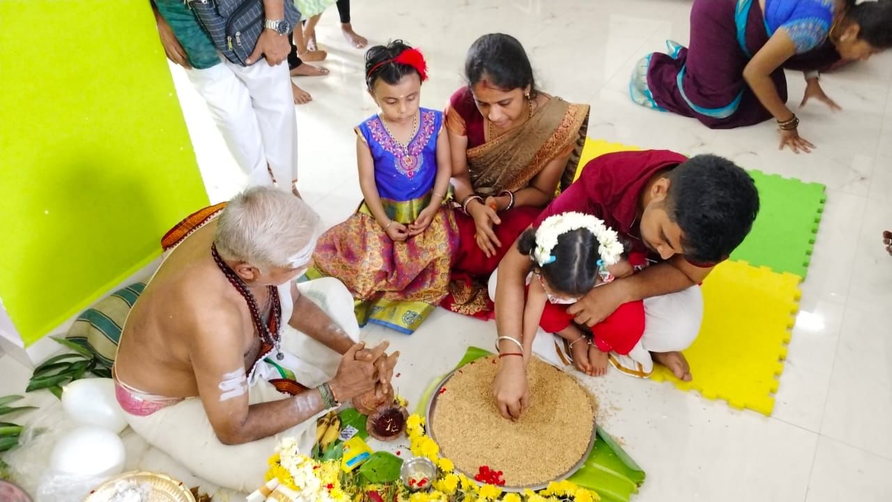  సరస్వతీ దేవికి అంకితం చేయబడిన వసంత పంచమిని శ్రీ పంచమి అని కూడా అంటారు.  ప్రతి ఏటా శుభదినం రోజున చాలా మంది తమ పిల్లలకు అక్షరాభ్యాసం చేయిస్తారు. ఇది శుభప్రదంగా భావిస్తారు. ఇలా చేయడం వల్ల పిల్లలకి సరస్వతీ కటాక్షం లబించింది విద్యలో మంచి స్థాయిలో ఉంటారని నమ్ముతారు. ఈ రోజును శుభంగా భావించి ఎలాంటి ముహూర్తం లేకుండా అక్షరాభ్యాసం జరిపిస్తారు.