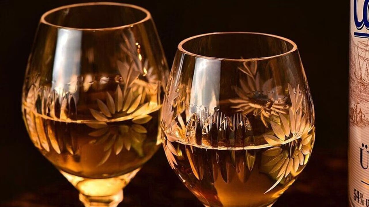 అంతే కాకుండా రుచి మారిపోవడమే కాకుండా, మందు తాగిన ఫీలింగ్ కలగదంట. అందుకే అస్సలే వైన్, విస్కీలో మినరల్ వాటర్ కలపకూడదని చెబుతున్నారు వైద్యులు.