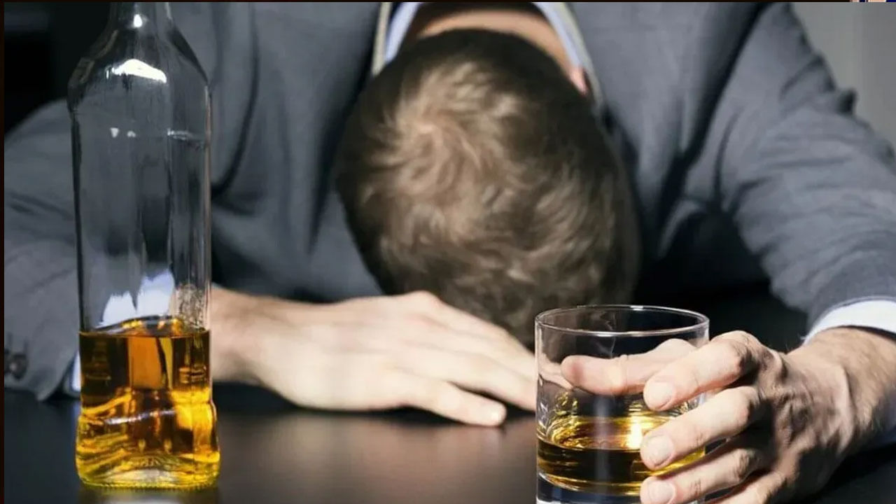 అయితే విస్కీలో అయితే చాలా వరకు డిస్టల్ వాటర్ కలపడం చాలా మంచిదంట. ఎందుకంటే? ఈ నీరు కలపడం ద్వారా, విస్కీ రుచి ఏ మాత్రం మారదు. అంతే కాకుండా అసలు నీరు కలిపి ఫీలింగ్ ఉండదంట.