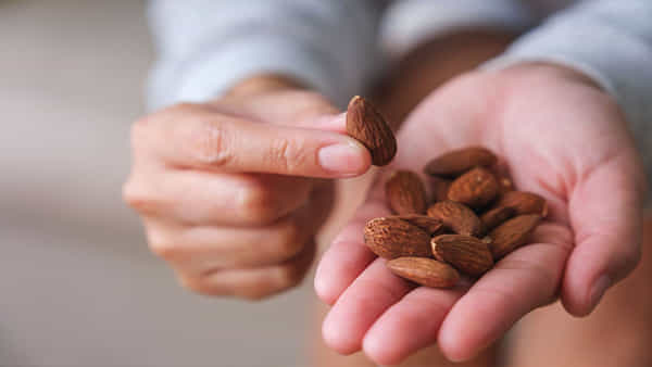 Almonds: రోజుకు ఎన్ని బాదం పలుకులు తింటే ఆరోగ్యానికి మేలు జరుగుతుందో తెలుసా?