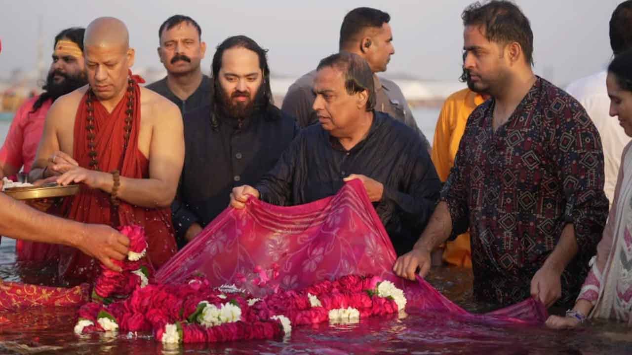 ప్రయాగ్రాజ్ కుంభమేళా త్రివేణి సంగమంలో పవిత్ర స్నానం చేసిన అంబానీ కుటుంబం..