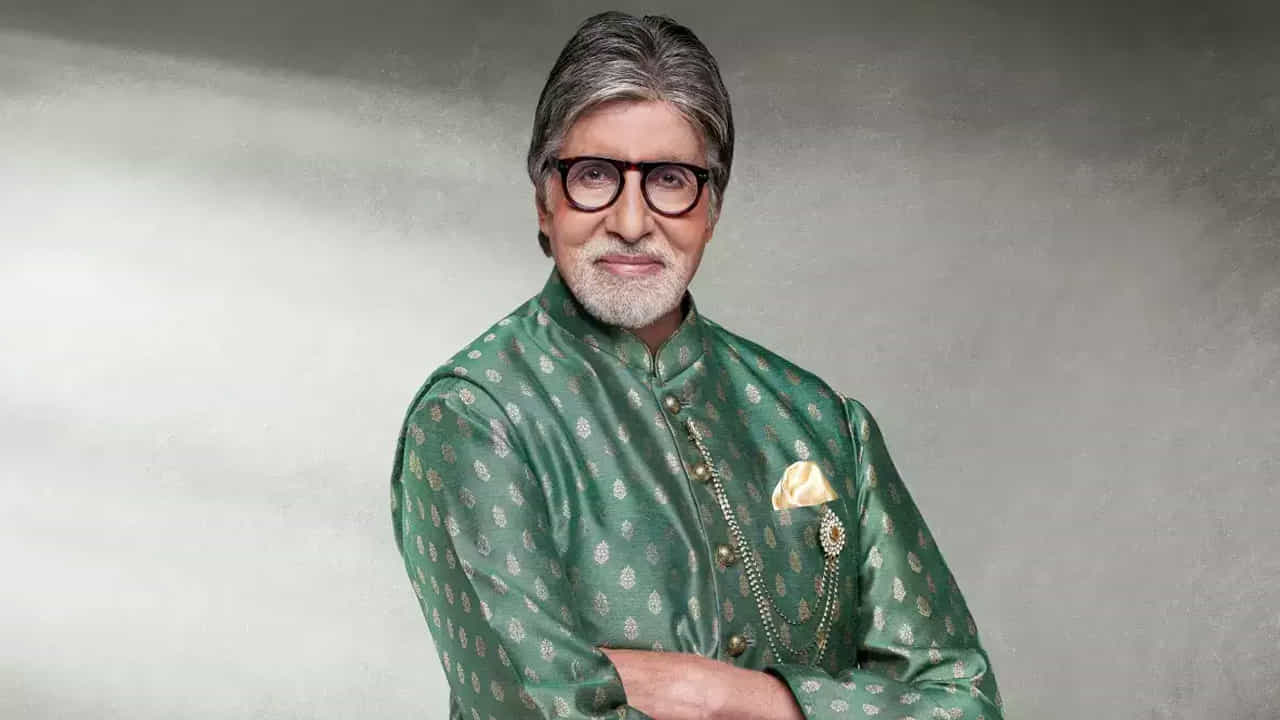 తాజాగా విజయ్ దేవరకొండ, రాహుల్ సంక్రీత్యన్ సినిమాలో కీలక పాత్ర కోసం అమితాబ్ పేరు వినిపిస్తుంది. 1850ల నాటి కథ ఇది.. ఇందులో బిగ్ బి కోసం డిఫరెంట్ క్యారెక్టర్ రాహుల్ డిజైన్ చేస్తున్నట్లు తెలుస్తుంది. మొత్తానికి మెల్లమెల్లగా మన వాడైపోతున్నారు బాలీవుడ్ మెగాస్టార్.