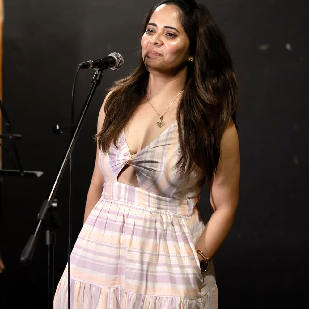 జబర్దస్త్ ద్వారా అనసూయ బాగా పాపులర్ అయ్యింది. ఈ కామెడీ షోలో తన యాంకరింగ్ తో పాటు అందాలతోనూ ఆకట్టుకుంది ఈ చిన్నది. ఇక సినిమాల్లోనూ కీలక పాత్రల్లో నటిస్తూ మెప్పిస్తుంది ఈ బ్యూటీ. అలాగే పలు టీవీ షోలతోనూ బిజీగా ఉంది అనసూయ.