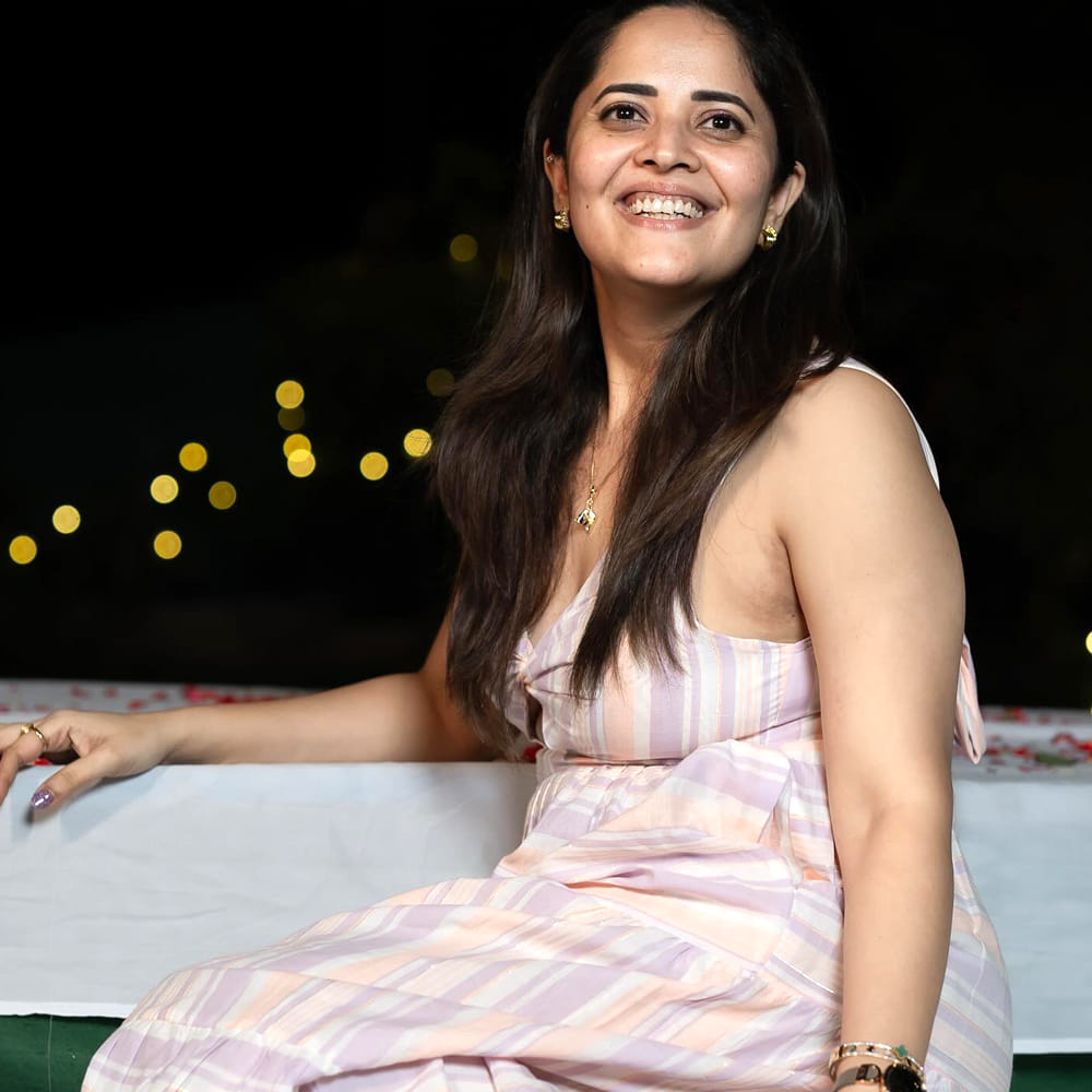 ఇక సోషల్ మీడియాలోనూ అనసూయ చాలా యాక్టివ్ గా ఉంటుంది. తన గ్లామరస్ ఫొటోలతో పాటు తనపై ట్రోల్ చేసే వారికి కౌంటర్లు ఇస్తూ ఉంటుంది అనసూయ. ఇదిలా ఉంటే తాజాగా మరోసారి అనసూయ హాట్ టాపిక్ గా మారింది.