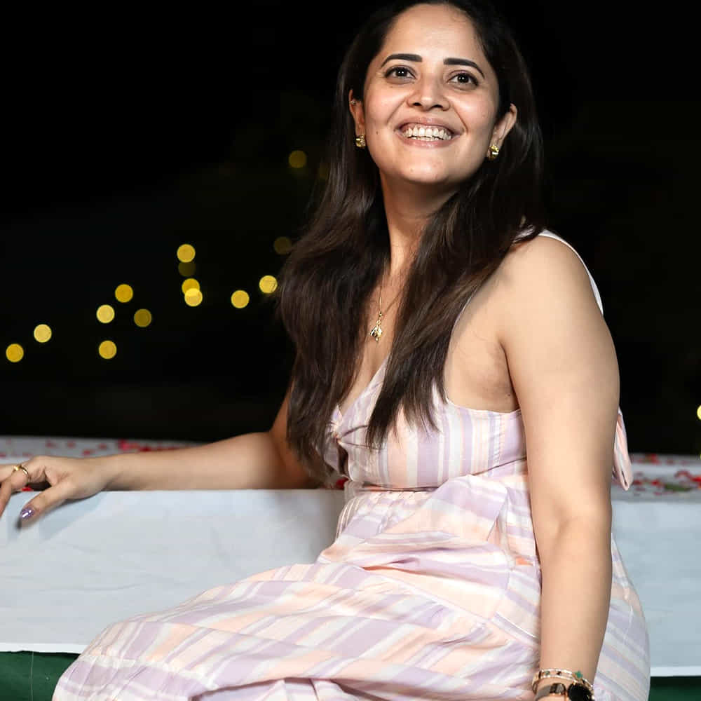 ఇక సోషల్ మీడియాలోనూ అనసూయ చాలా యాక్టివ్ గా ఉంటుంది. తన గ్లామరస్ ఫొటోలతో పాటు తనపై ట్రోల్ చేసే వారికి కౌంటర్లు ఇస్తూ ఉంటుంది అనసూయ. ఇదిలా ఉంటే తాజాగా మరోసారి అనసూయ హాట్ టాపిక్ గా మారింది.