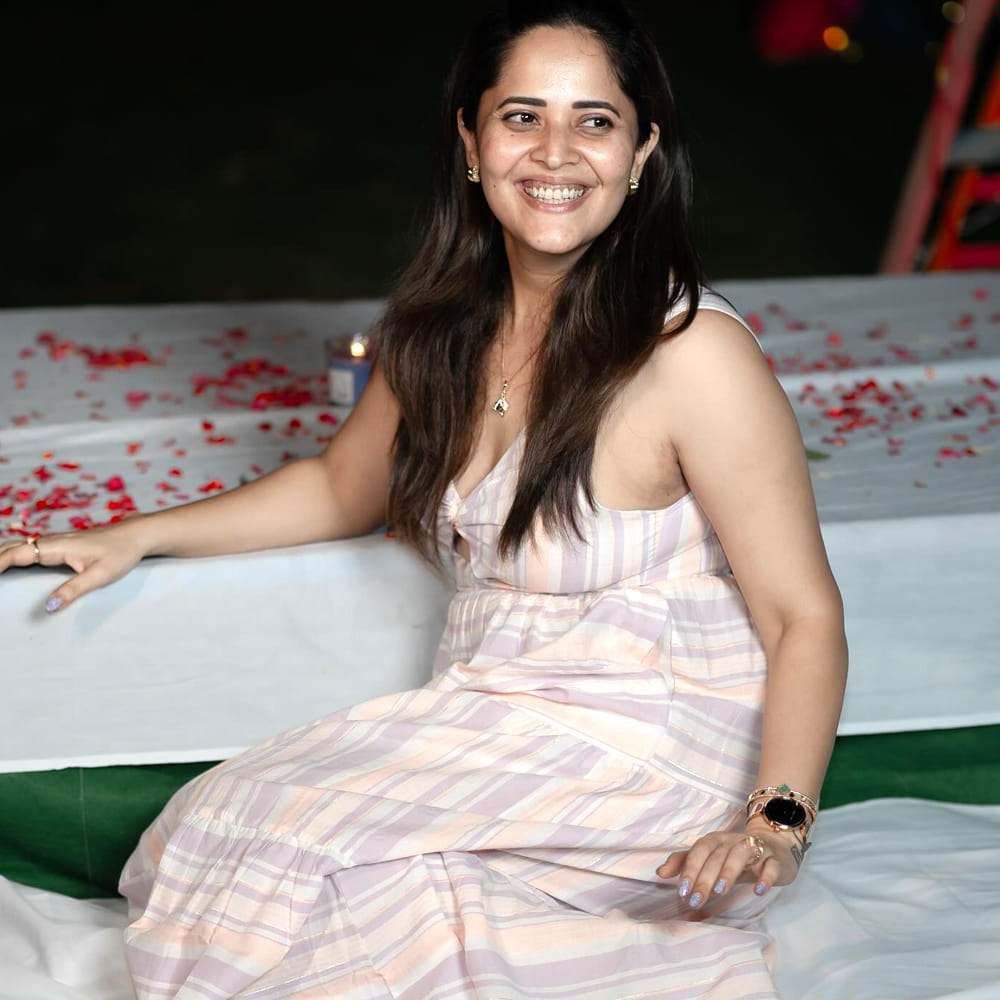 ఇక ఇప్పుడు అనసూయ చేసిన కామెంట్స్ సోషల్ మీడియాలో వైరల్ గా మారాయి. రీసెంట్ గా ఓ ఇంటర్వ్యూలో అనసూయ తన డ్రస్సింగ్ గురించి షాకింగ్ కామెంట్స్ చేసింది. బికినీ వేసుకుంటా లేదంటే మరొకటి చేస్తా మీకెందుకు అంటూ మాట్లాడింది అనసూయ .