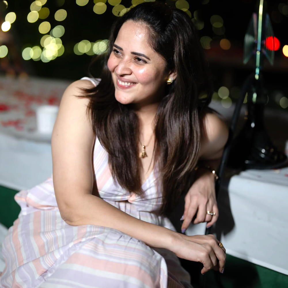 ఈ కామెంట్స్ వైరల్ అవ్వడంతో అనసూయ దానికి క్లారిటీ ఇచ్చే ప్రయత్నం చేసింది. “నేను నాకు ఎదురైన అనుభవాన్ని, నేను చూసిన సంఘటనల గురించి మాత్రమే చెప్పాను. ఎవరిని నేను బ్లేమ్ చేయడం లేదు. కానీ అవగాహన కల్పించడం కోసమే మాట్లాడాను. ఆడియన్స్ కి, మీడియాకి నేనుఎం సిన్సియర్ గా రిక్వెస్ట్ చేస్తున్నాను. దయచేసి ఎవరూ కూడా నా మాటలను వక్రీకరించి, నేను అనని మాటలను అన్నట్టు ప్రొజెక్ట్ చెప్పవద్దు. ఇలాంటివి నా క్యారెక్టర్ ను డిసైడ్ చేయలేవు. ఎప్పటికైనా నిజమే నిలుస్తుంది. నన్ను అర్థం చేసుకున్న వారికి మాత్రమే నా ప్రేమను అందిస్తాను” అంటూ రాసుకొచ్చింది అనసూయ.