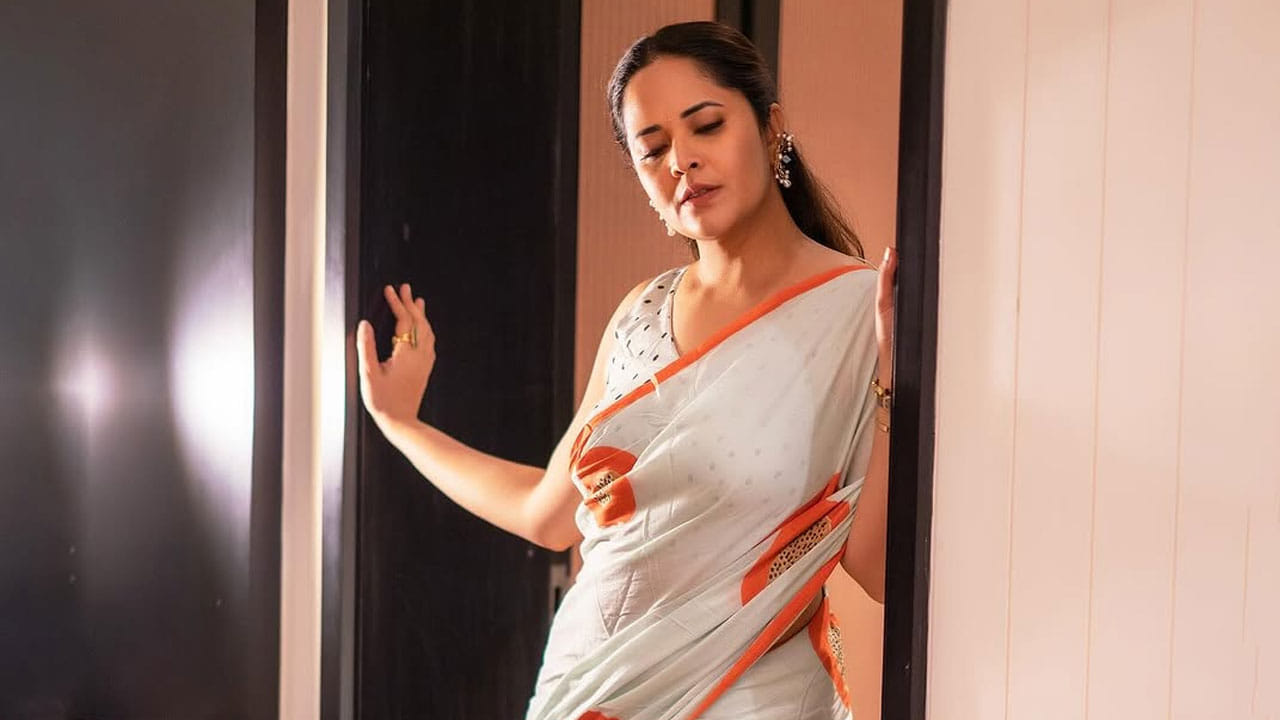 జబర్దస్త్ ఫేమ్తో సినిమాల్లోకి అడుగు పెట్టి తన నటనతో అందరినీ ఆకట్టుకుంటుంది. సోగ్గాడే చిన్ని నాయన సినిమాలో చిన్న పాత్రలో కనిపించి ఎంతో మందిని మనసు దోచేసుకుంది అనసూయ.