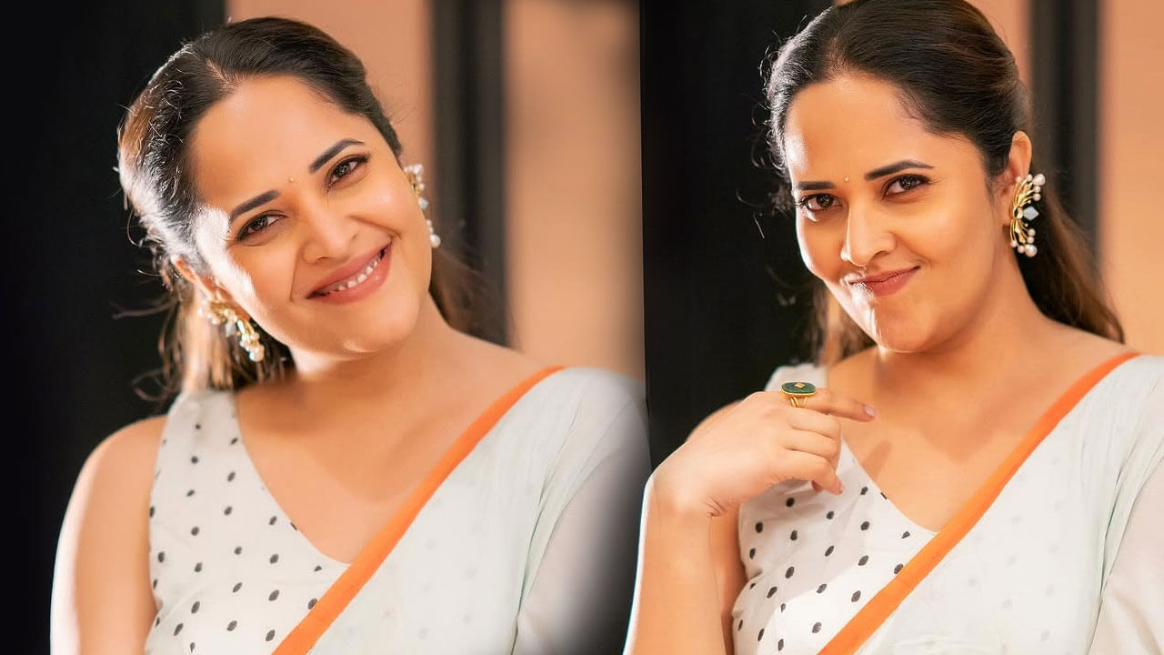 జబర్దస్త్ షో ద్వారా మంచి ఫేమ్ సంపాదించుకున్న ముద్దుగుమ్మ అనసూయ. బుల్లితెరపై తన గ్లామర్తో అదరగొట్టిన ఈ బ్యూటీ, తన మాటలతో అందరినీ ఆకట్టుకొని మంచి క్రేజ్ సంపాదించుకుంది.