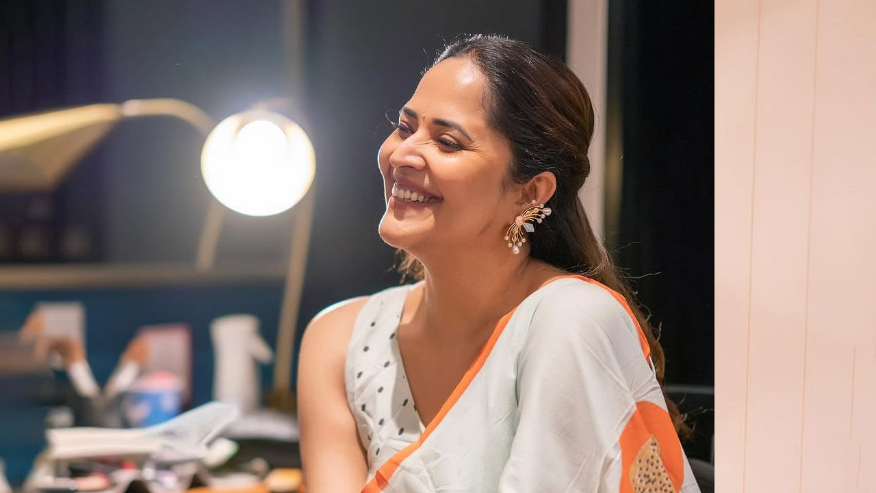 చీరలో సింపుల్ లుక్లో కనిపించి అందరినీ ఆకట్టుకుంది. ప్రస్తుతం దీనికి సంబంధించిన ఫొటోలు సోషల్ మీడియాలో తెగ వైరల్ అవుతున్నాయి.