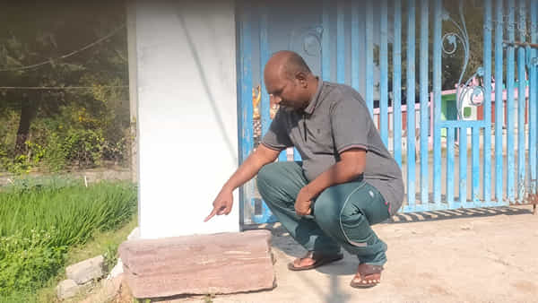 Macharala: గుడి వద్ద ఓ ముక్క.. పక్కన పొలంలో మరో ముక్క.. మాములు రాయి అనుకుంటే పొరపాటే..