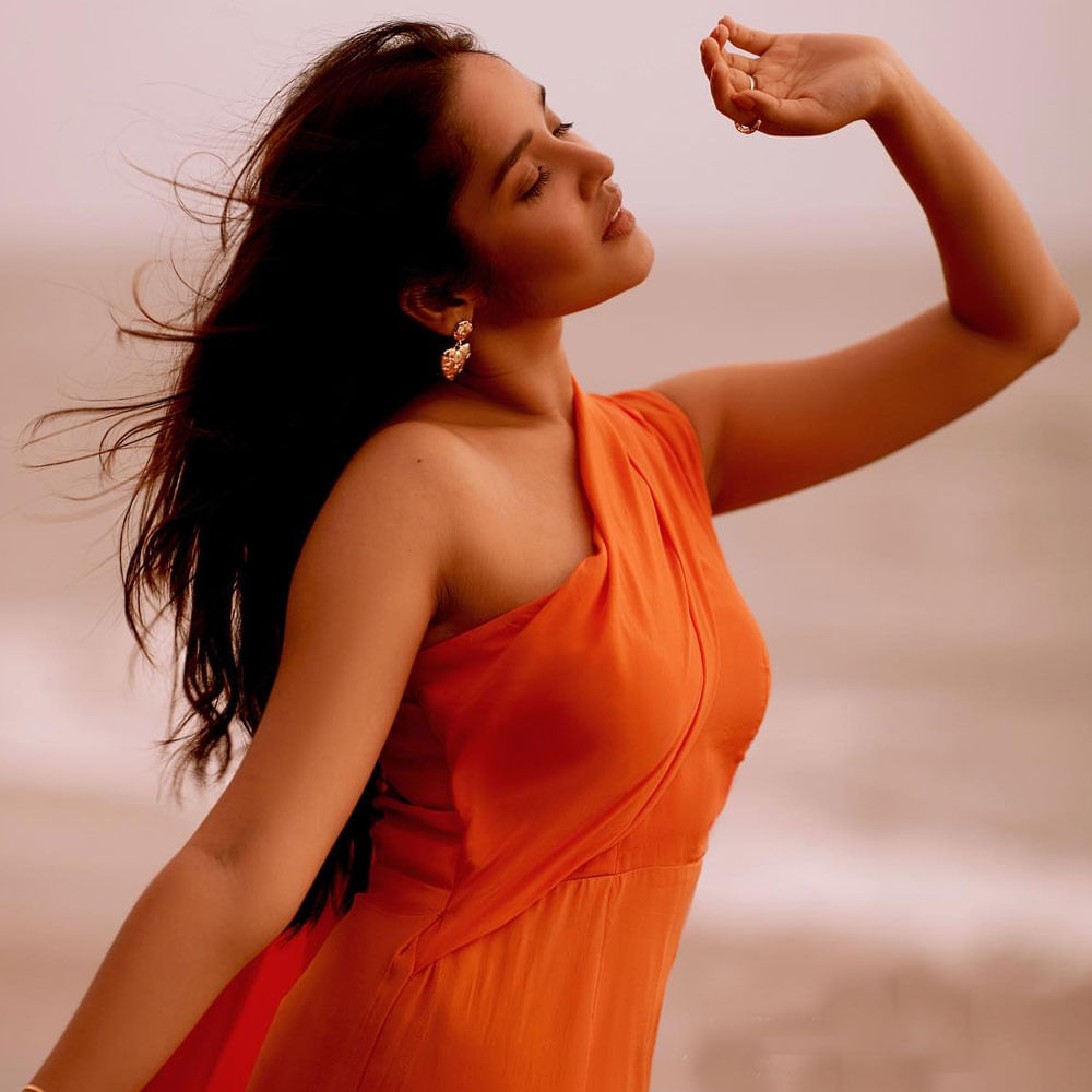 ఆమె మరెవరో కాదు.. హీరోయిన్ అనిక సురేంద్రన్. చిన్న వయసులోనే ఫేక్ వీడియోస్ బారిన పడింది ఈ అమ్మడు. సినీరంగంలో నటిగా ఎదుగుతున్న సమయంలోనే ఆమె ఫేక్ ఫోటోస్, వీడియోలను నెట్టింట షేర్ చేశారు. 