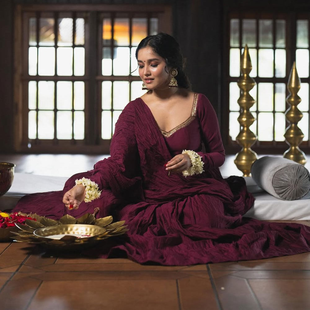 కానీ ఆ సవాళ్లను అధిగమించి ఇప్పుడు హీరోయిన్ గా బిజీ అయ్యింది. కోలీవుడ్ స్టార్ అజిత్ నటించిన విశ్వాసం సినిమాతో మరింత పాపులర్ అయ్యింది అనిక సురేంద్రన్. ఆ తర్వాత హీరోయిన్ గాను మారింది. 