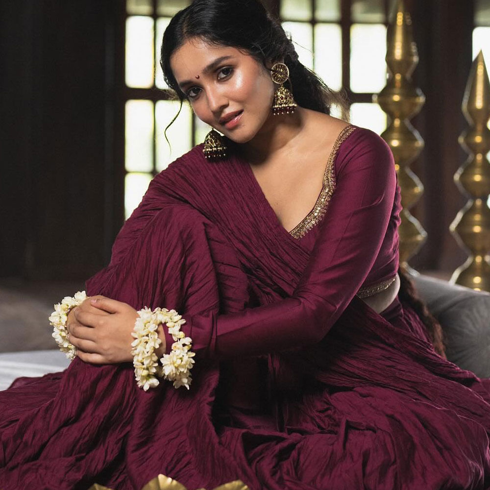 18 ఏళ్ల వయసులోనే హీరోయిన్ గా ఎంట్రీ ఇచ్చింది. తెలుగులో బుట్టబొమ్మ అనే సినిమాతో సందడి చేసింది. ఇప్పుడు తెలుగుతోపాటు తమిళంలోనూ బ్యాక్ టూ బ్యాక్ ఆఫర్స్ అందుకుంటుంది. 