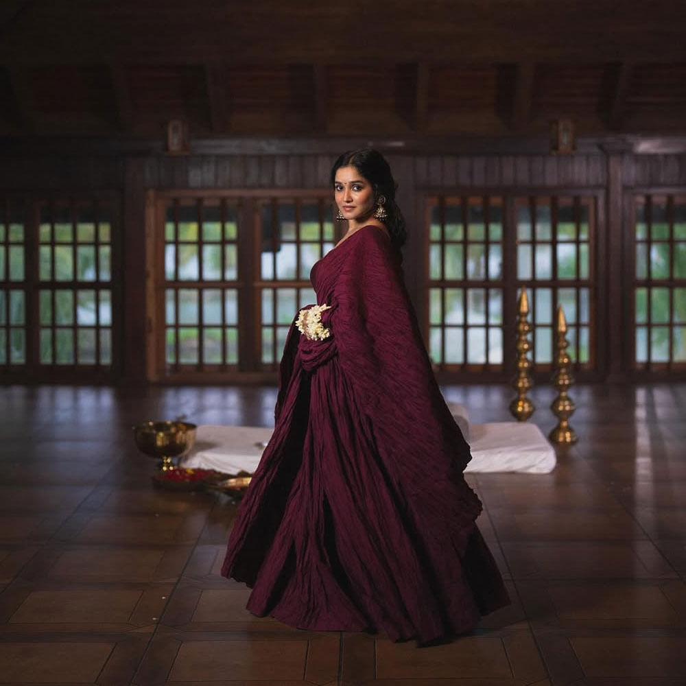 మరోవైపు సోషల్ మీడియాలో చాలా యాక్టివ్ గా ఉంటుంది అనిక. నిత్యం ఏదోక పోస్ట్ చేస్తూ నెట్టింట సందడి చేస్తుంది. తాజాగా ఈ అమ్మడు షేర్ చేసిన ఫోటోస్ ఇప్పుడు నెట్టింట ఆకట్టుకుంటున్నాయి. 