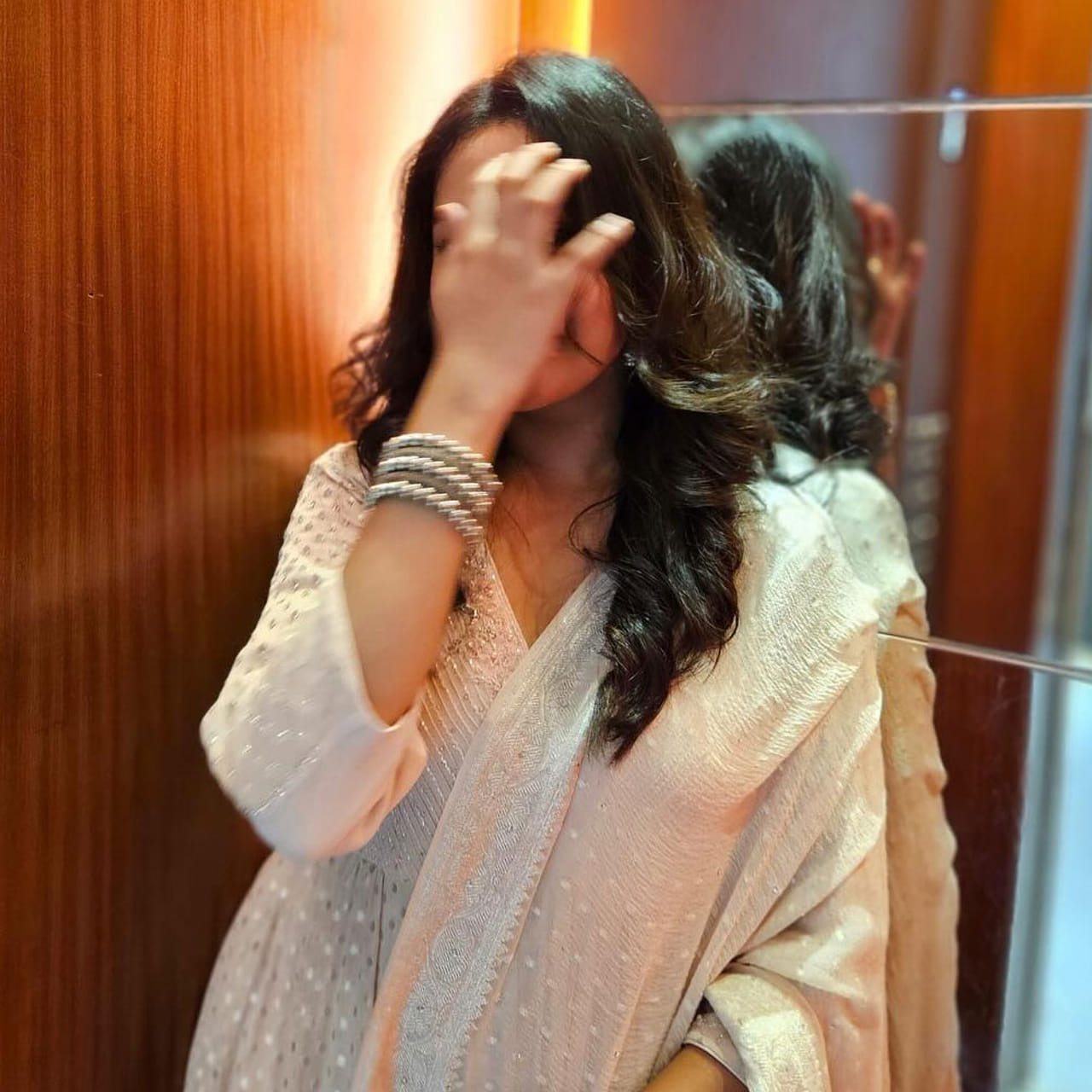 సౌత్ ఇండస్ట్రీలో చైల్డ్ ఆర్టిస్టుగా చాలా ఫేమస్ అయ్యింది. స్టార్ హీరోలకు కూతురిగా, చెల్లిగా నటించి పాపులర్ అయిన ఆమె.. ఆ తర్వాత హీరోయిన్ గా వెండితెరపై సందడి చేసింది.  తెలుగులో మొదటి సినిమాతోనే నటిగా ప్రశంసలు అందుకుంది. 