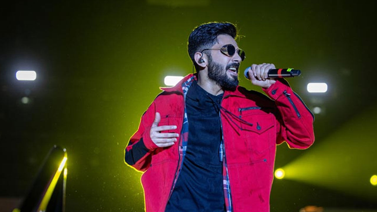 కోలీవుడ్‌లో టాప్ చైర్ అందుకున్నా... తెలుగులో మాత్రం హవా చూపించలేకపోతున్నారు మ్యూజిక్‌ సెన్సేషన్‌ అనిరుద్‌ రవిచంద్రన్‌. పవర్ స్టార్ పవన్‌ కల్యాణ్ హీరోగా తెరకెక్కిన అజ్ఞాతవాసి సినిమాతో టాలీవుడ్‌లో అడుగుపెట్టారు ఈ మ్యూజిక్‌ సెన్సేషన్‌. 