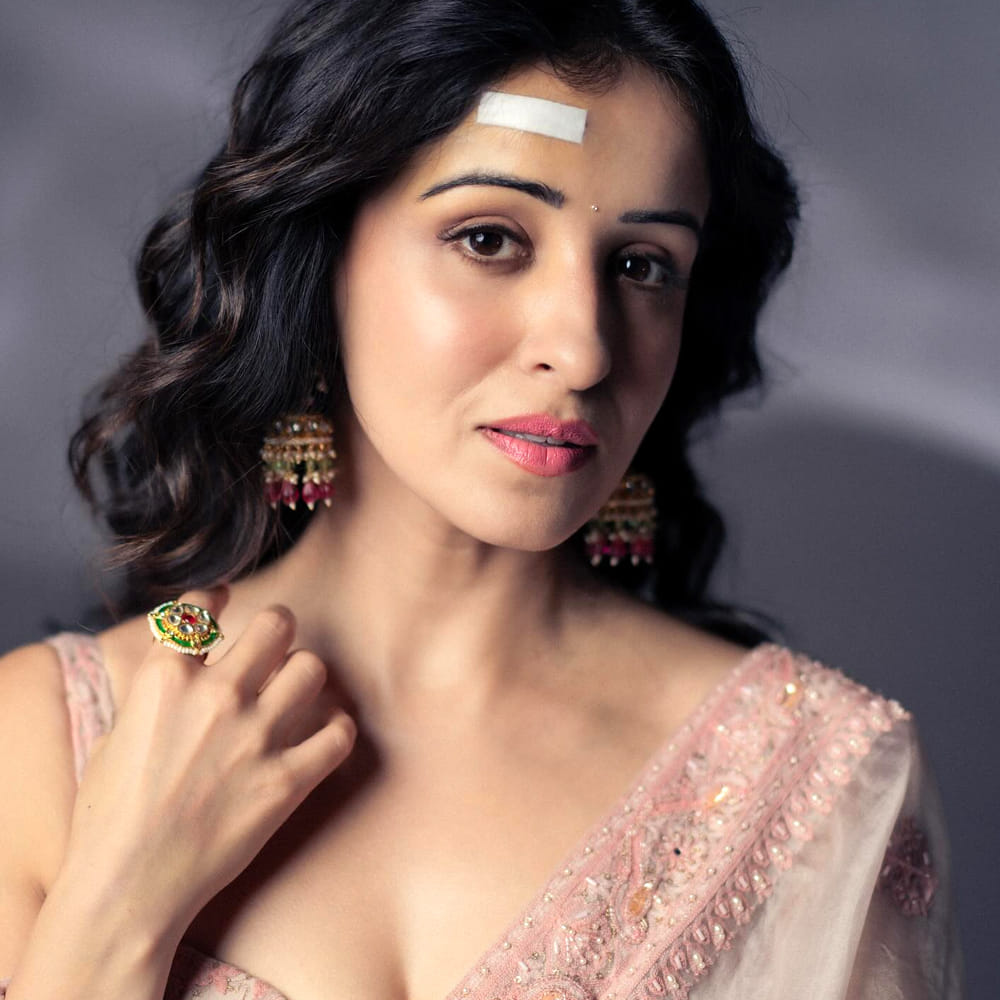 కానీ ఆ తర్వాత అన్షు ఎక్కువగా సినిమాల్లో కనిపించలేదు. పెళ్లి తర్వాత సినిమాలకు దూరమైన.. ఫ్యామిలీతో కలిసి సెటిల్ అయ్యింది. దాదాపు 20 ఏళ్ల తర్వాత ఇప్పుడు తెలుగులోకి రీఎంట్రీ ఇచ్చింది. రీసెంట్ గా మజాకా అనే సినిమా చేసింది. 