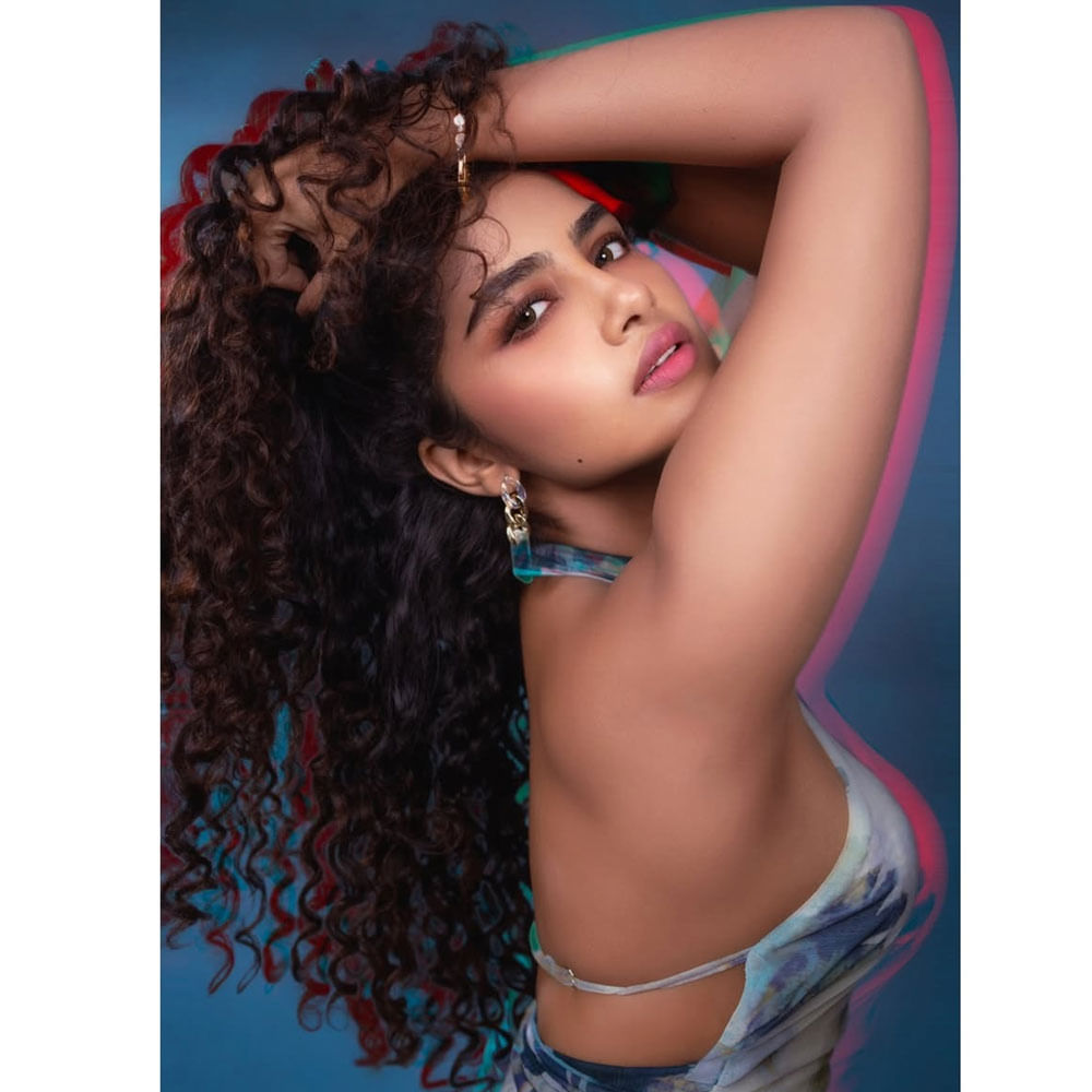 తెలుగులో చాలా కాలంపాటు ట్రెడిషనల్ లుక్స్ లో కనిపించిన ఈ బ్యూటీ.. సిద్ధు జొన్నలగడ్డ జోడిగా టిల్లు స్క్వేర్ సినిమాతో అభిమానులకు ఊహించని షాకిచ్చింది. ఇందులో గ్లామర్ లుక్స్ లో రొమాంటిక్ సీన్లలో రెచ్చిపోయి కనిపించింది. 