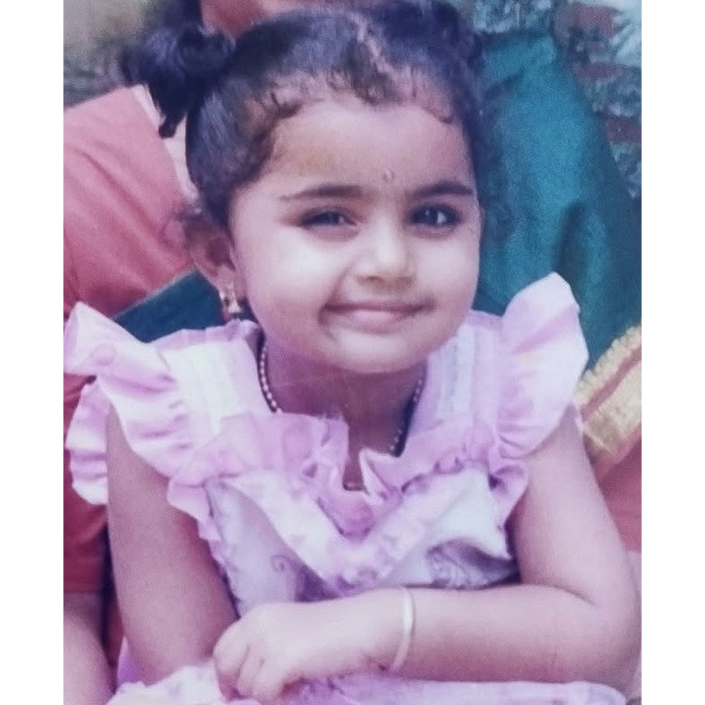 సోషల్ మీడియాలో టాలీవుడ్ హీరోయిన్ చిన్ననాటి ఫోటో ఒకటి వైరలవుతుంది. పైన ఫోటోలో కనిపిస్తున్న ఈ చిన్నారి ఎవరో గుర్తుపట్టగలరా. ? తెలుగులో ఎన్నో సూపర్ హిట్ చిత్రాల్లో నటించి మెప్పించింది. ఈ అమ్మడుకు సోషల్ మీడియా ఓ రేంజ్ ఫాలోయింగ్ ఉంది. ఇంతకీ ఆమె ఎవరంటే. 