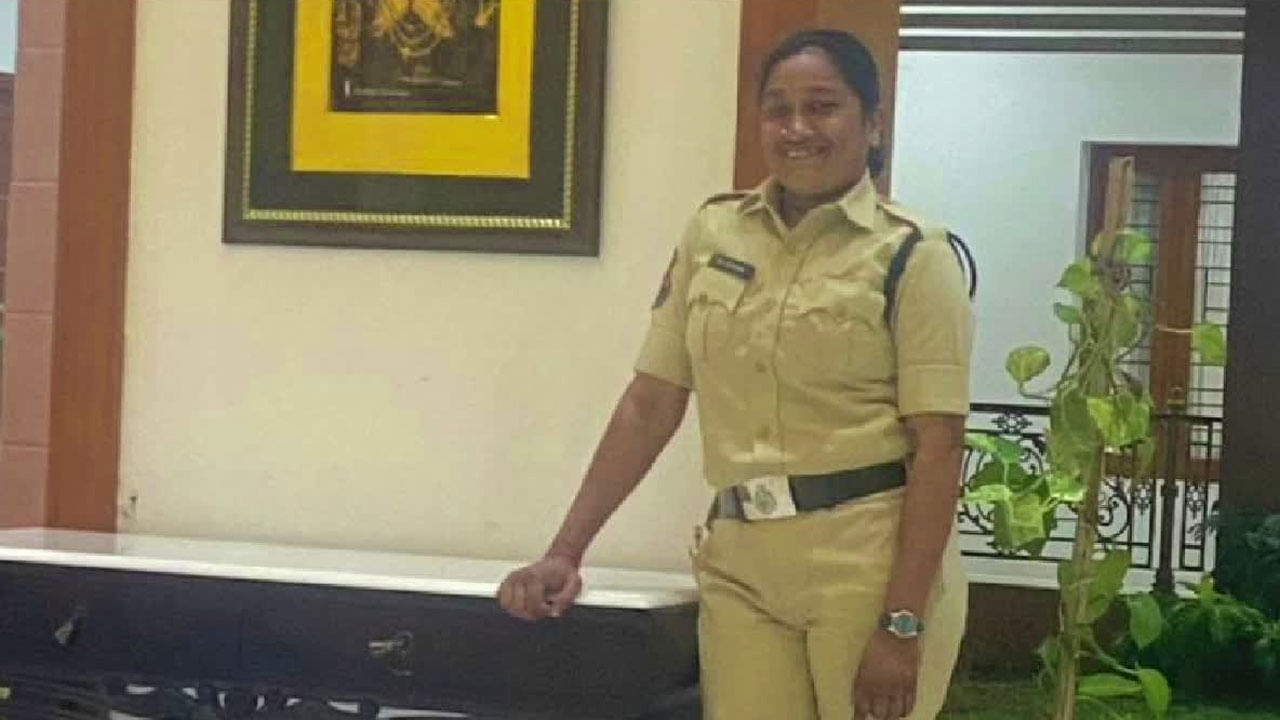 Telangana: కొద్ది రోజుల్లో పెళ్లి పీటలు ఎక్కాల్సిన అనూష.. ఉరికి వేలాడుతూ...