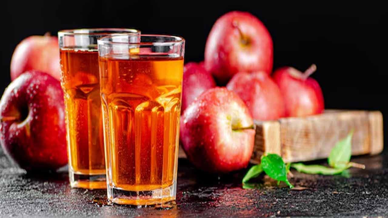 అంతేకాకుండా, యాపిల్‌ తొక్కలలో ఉండే పెక్టిన్, ఇతర జీర్ణ ఎంజైములు జీర్ణక్రియకు సహాయపడతాయి. మలబద్ధకం, గ్యాస్ వంటి సమస్యలను నివారిస్తాయి. కానీ యాపిల్‌ రసం తీసుకోవడం వల్ల రక్తంలో చక్కెర స్థాయిలు పెరిగి కాలేయంపై ఒత్తిడి పెంచుతుంది. అందువల్ల, యాపిల్‌ జ్యూస్‌ కంటే పండ్లు తీసుకోవడం ఎక్కువ ప్రయోజనకరంగా ఉంటుంది. అందువల్ల, వీలైనన్ని ఎక్కువ పండ్లు తినడం ఆరోగ్యానికి చాలా మంచిది.