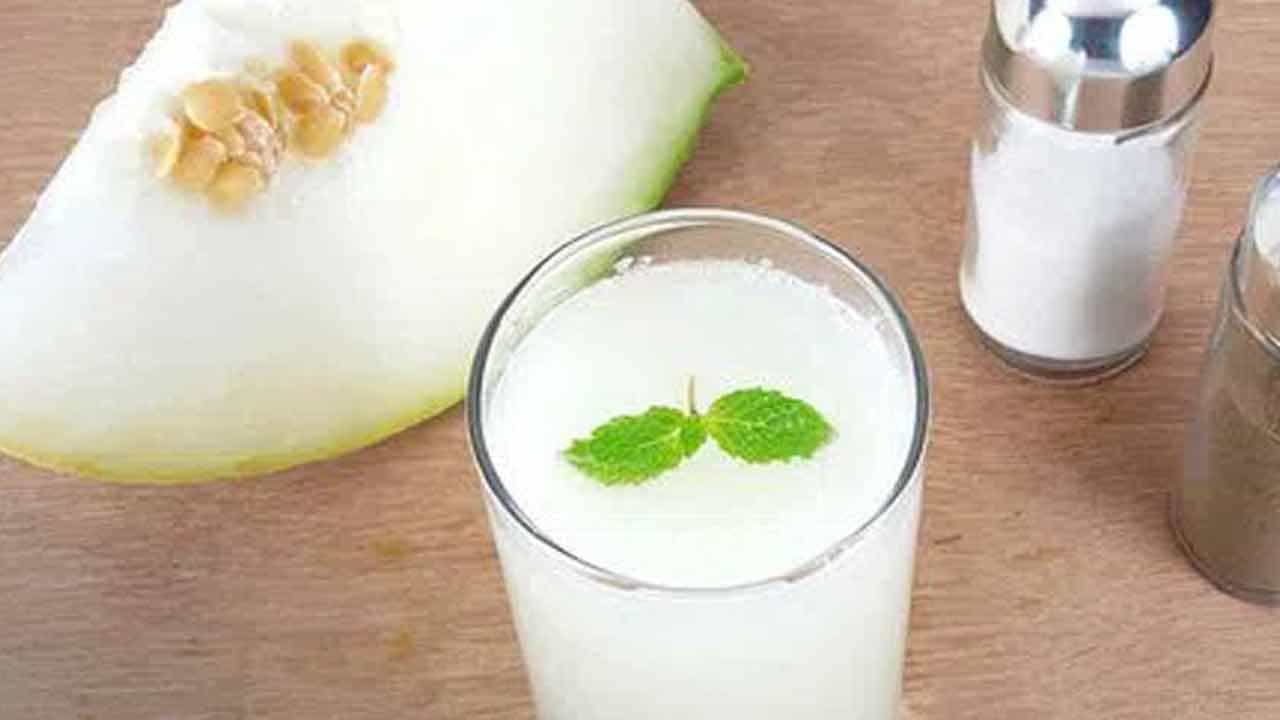 గుమ్మడికాయ జ్యూస్‌ తీసుకోవడం వల్ల మలబద్ధకం, గ్యాస్, అసిడిటీ వంటి జీర్ణ సమస్యల నుండి ఉపశమనం లభిస్తుంది. బూడిద గుమ్మడికాయలో 96 శాతం నీరు ఉంటుంది. 4 శాతంలో ప్రోటీన్లు, కార్బోహైడ్రేట్లు, జింక్, కాల్షియమ్, ఐరన్, ఫాస్పరస్, మెగ్నీషియం, మాంగనీస్ , కాపర్, నియాసిన్, థయామిన్, రిబోఫ్లావిన్  విటమిన్ బి1, బి 2, బి3, బి5, బి6, విటమిన్ సీ ఉంటాయి. 