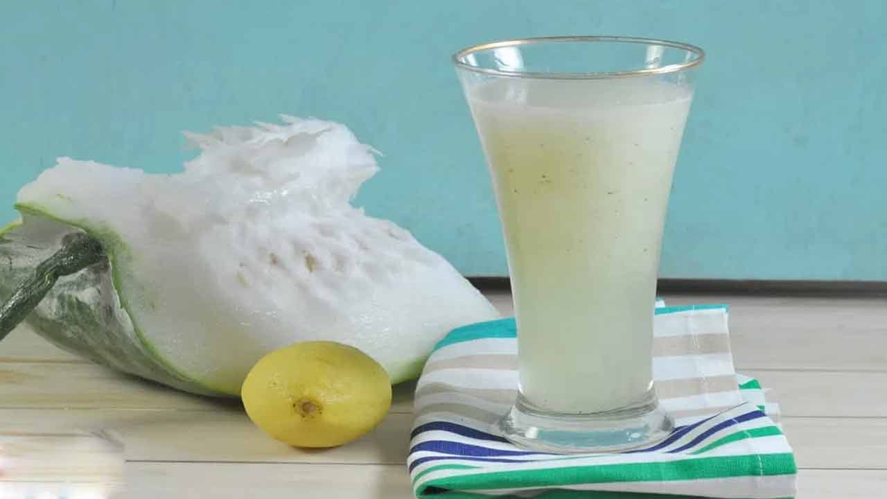 బూడిద గుమ్మడికాయ రసంలో  యాంజియోలైటిక్ లక్షణాలున్నాయి. ఇది నాడీ వ్యవస్థకుమంచిది.  డిప్రెషన్‌, ఆందోళనతో బాధపడేవారికి చాలా  మంచిది. మూర్ఛవ్యాధితో బాధపడేవారికి కూడా మేలు చేస్తుంది. బరువు తగ్గాలనుకునే వారికి  బెస్ట్‌ ఆప్షన్  బూడిద గుమ్మడికాయ జ్యూస్‌.  కేలరీలు , కార్బోహైడ్రేట్లు తక్కువ, జీరో ఫాట్ లక్షణాలు పైగా ఫైబర్‌ ఎక్కువ. మధుమేహం ఉన్న వారికి మంచిది. 