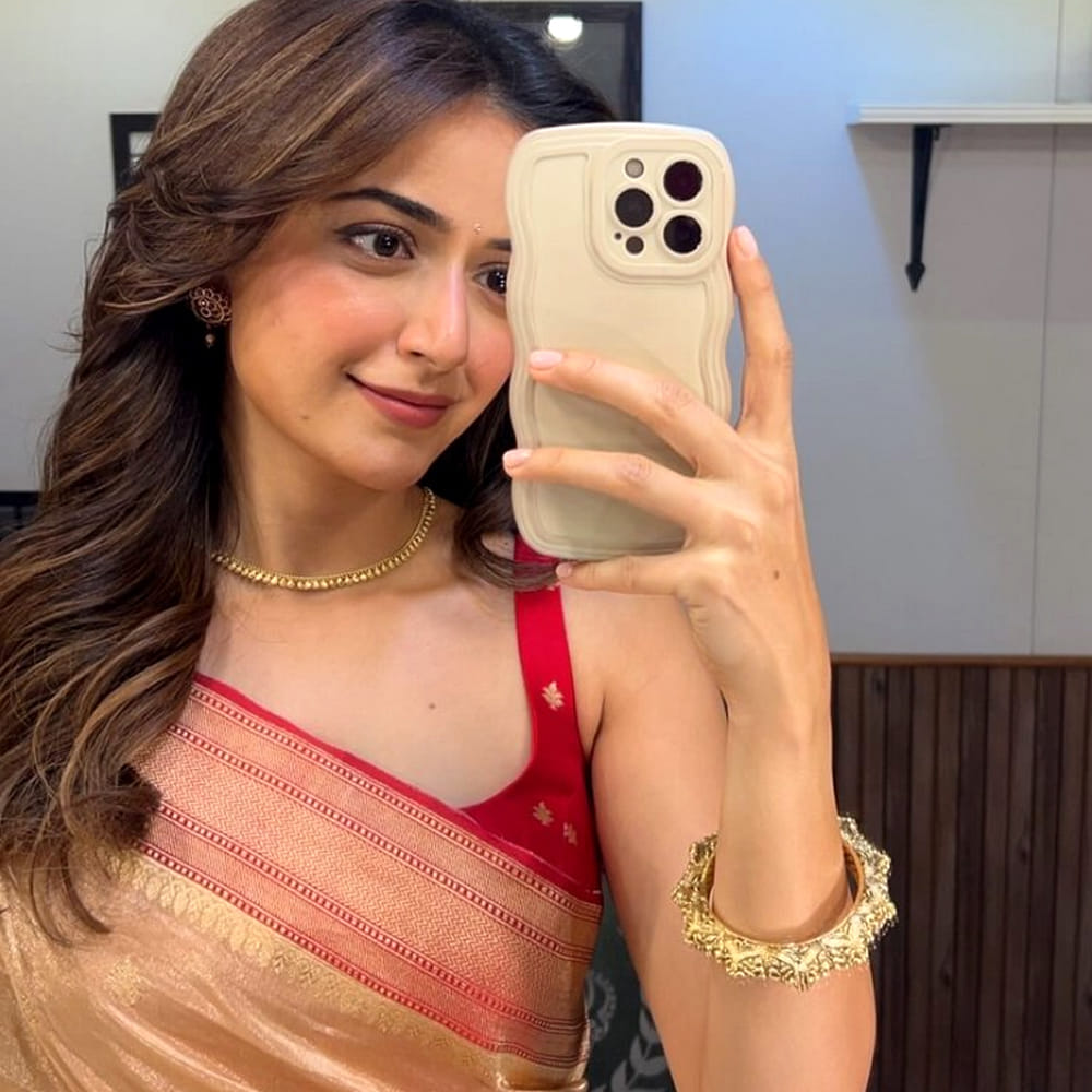 తెలుగులో కళ్యాణ్ రామ్ సరసన డేవిల్ అనే చిత్రంలో నటించింది. కానీ ఈ మూవీ అంతగా మెప్పించలేదు. దీంతో ఆషికాకు సరైన గుర్తింపు రాలేదు. కానీ ఆ తర్వాత నాగార్జున జోడిగా నా సామిరంగా సినిమాతో సూపర్ హిట్ అందుకుంది.