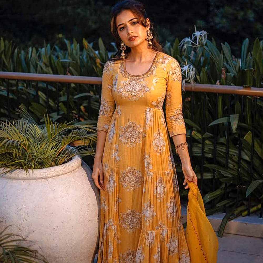 ఇక ఇప్పుడు మెగాస్టార్ చిరంజీవి మూవీ ‘విశ్వంభర’లో నటిస్తోంది. అటు కన్నడం, తమిళ భాషల్లోనూ సినిమాలు చేస్తూ బిజీగా ఉంది ఆషికా రంగనాథ్. ఇక సినిమాలతో పాటు ఈ చిన్నది సోషల్ మీడియాలో చాలా యాక్టివ్ గా ఉంటుంది. రెగ్యులర్ గా గ్లామరస్ ఫోటోలు.. షేర్ చేస్తూ 