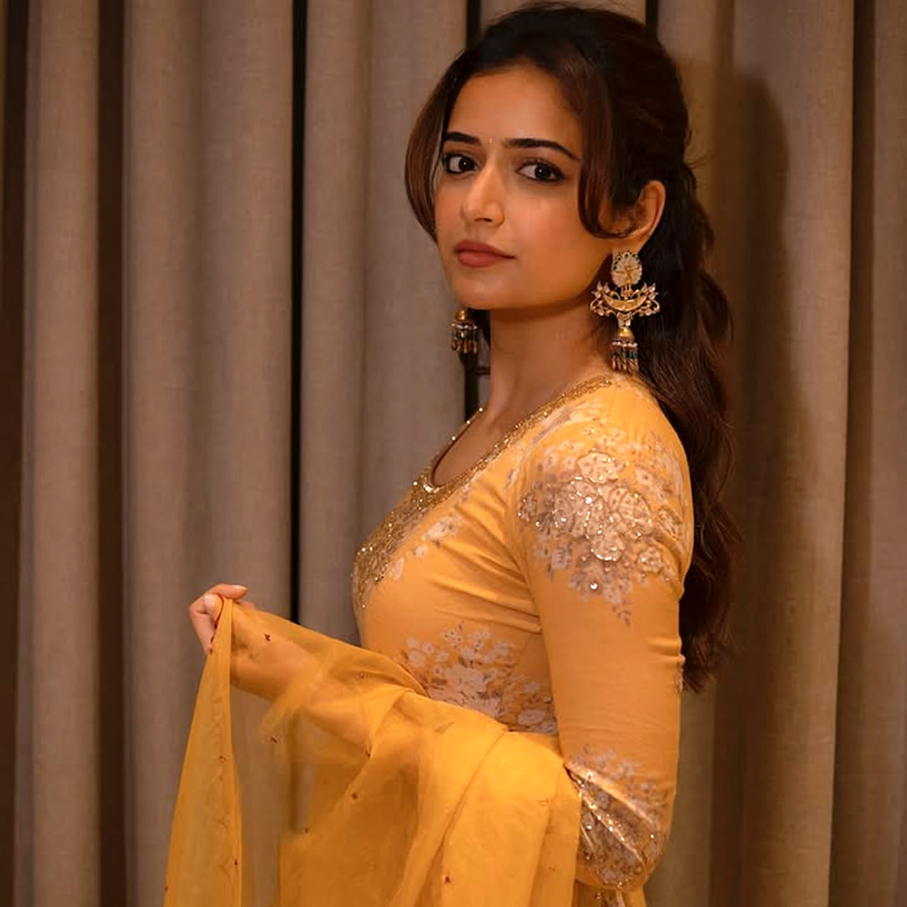 ఆషికా రంగనాథ్.. కన్నడ ఇండస్ట్రీ నుంచి టాలీవుడ్ కు వచ్చిన భామలు ఆషికా రంగనాథ్ ఒకరు. కన్నడలో క్రేజీ బాయ్ అనే సినిమా ద్వారా కథానాయికగా పరిచయమైంది. ఆ తర్వాత తన మాతృభాషలోనే ఎన్నో ఆఫర్స్ అందుకుంటూ అతి తక్కువ సమయంలోనే తనకంటూ మంచి గుర్తింపు తెచ్చుకుంది.