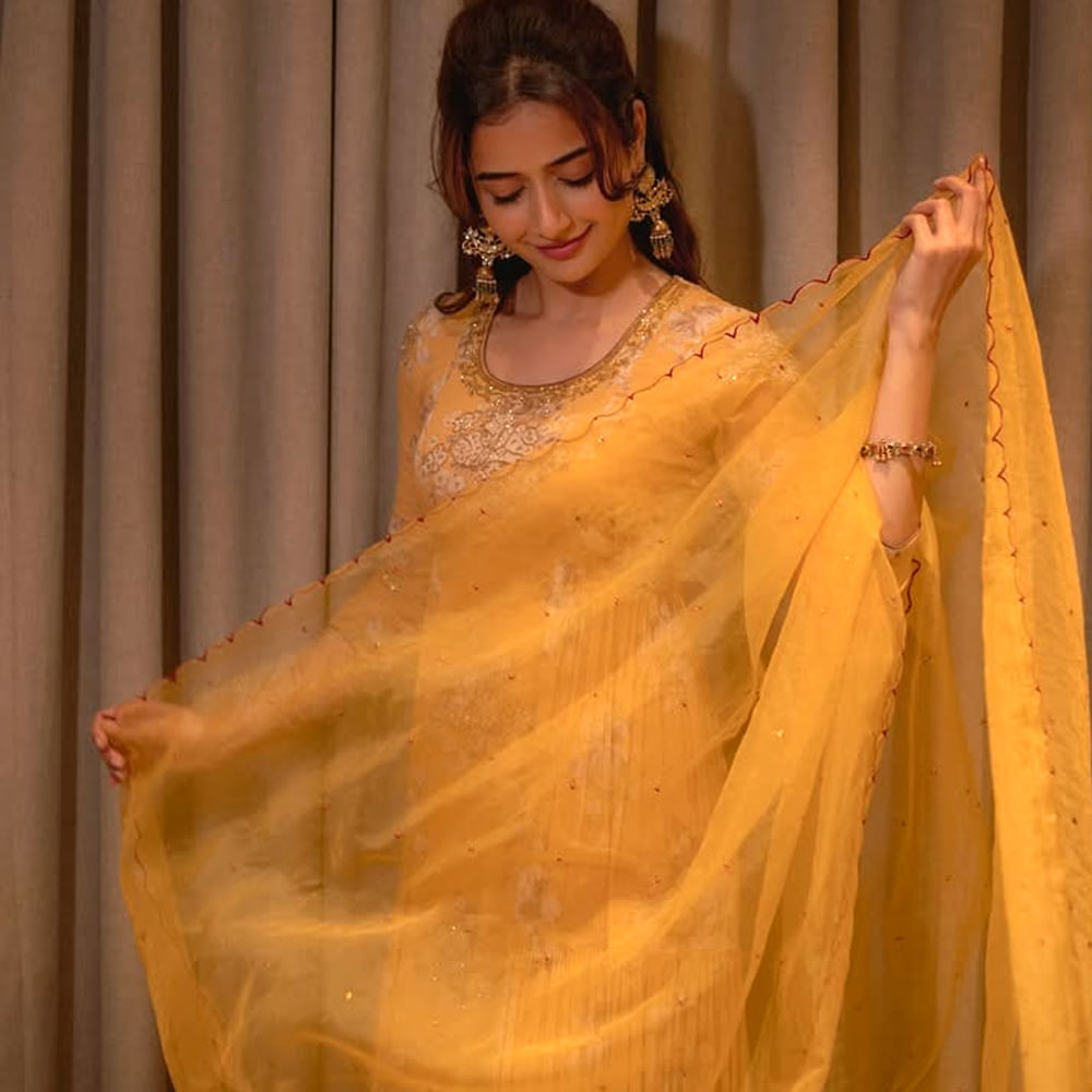 ‘రాంబో2’ మూవీతో తన తొలి హిట్‌ను ఖాతాలో వేసుకుంది. ‘మదగజ’, ‘అవతార పురుష’, ‘గరుడ’ లాంటి చిత్రాలతో అషికా రంగనాధ్ తనకంటూ మంచి గుర్తింపు తెచ్చుకుంది. అలాగే పలు స్టార్ హీరోల సినిమాల్లోనూ క్యామియో రోల్స్‌లో అలరించింది ఈ అందాల భామ.