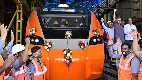 Indian Railways: రైల్వే ప్రయాణికులకు గుడ్న్యూస్.. సామాన్యులకు అందుబాటులో లగ్జరీ ట్రెయిన్స్..!