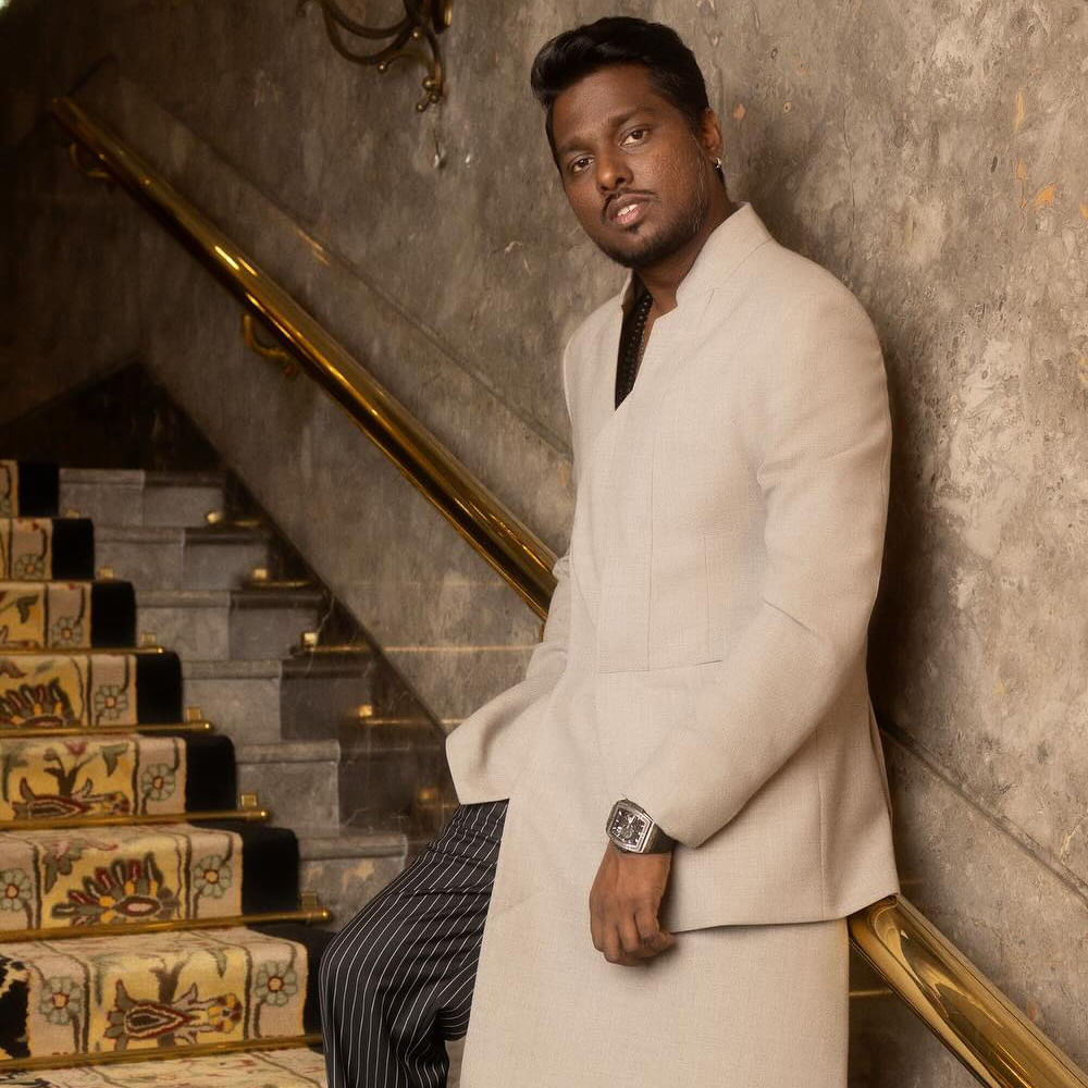 నార్త్ హీరోలకు తెలియని మాస్ని సౌత్ కెప్టెన్లు భలేగా ప్రెజెంట్ చేస్తున్నారనే కాంప్లిమెంట్స్ అందుకున్నారు అట్లీ. ఇప్పుడు లేటెస్ట్ గా అల్లు అర్జున్తో ఓ సినిమా ప్లాన్ చేస్తున్నారు అట్లీ.