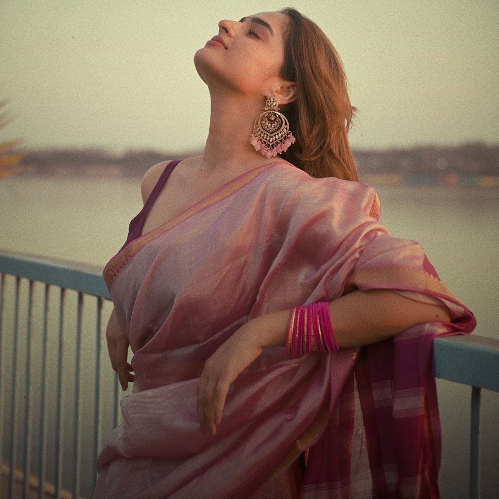 ఒకే ఒక్క సినిమాతో తెలుగు కుర్రకారు హృదయాలను దోచేసింది హీరోయిన్ అయేషా ఖాన్. ఒక సినిమాలో ఒక హీరోయిన్ అందంగా కనిపిస్తే బాగుందంటూ.. కొన్నాళ్లపాటు ఆమె హవా కొనసాగడం ఖాయమని అనుకుంటారు.