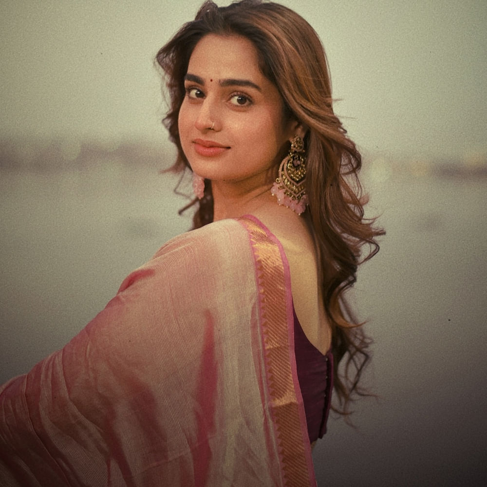 కానీ హీరోయిన్ అందాన్ని బీట్ చేసి అప్సరసలాంటి సుందరిని చూసి.. ఒక్కసారిగా ఆమె ఇండస్ట్రీలో సెన్సేషన్ అయ్యింది. తనే అయేషా ఖాన్.. ముఖచిత్రం సినిమాతో ఇండస్ట్రీకి పరిచయమైంది ఈ ముద్దుగుమ్మ.