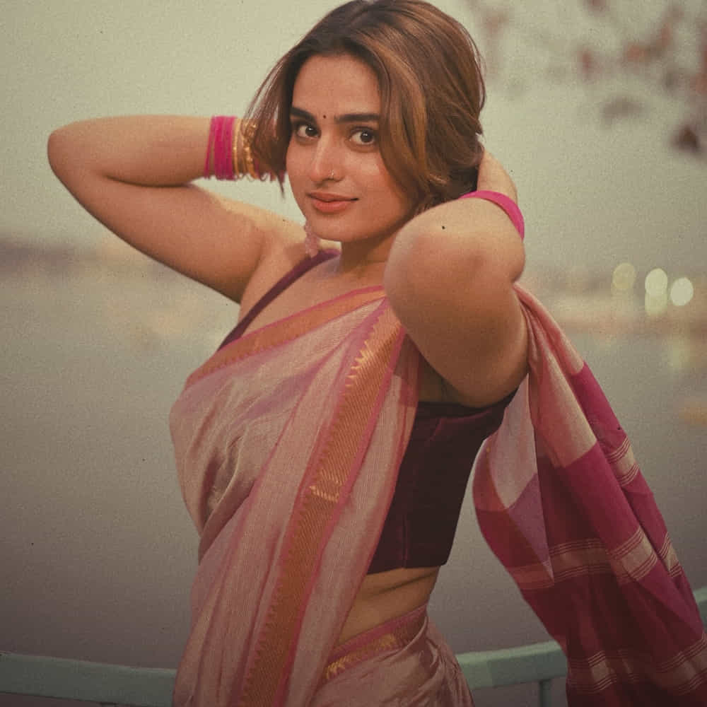 గ్యాంగ్స్ ఆఫ్ గోదావరి సినిమా కంటే ముందు ఓం భీమ్ బుష్ సినిమాతో కుర్రకారు క్రష్ లిస్ట్ లోకి చేరింది. హిందీ బిగ్ బాస్ షోలో పాల్గోంది. హౌస్ నుంచి బయటకు వచ్చాకా అమ్మడికి ఫ్యాన్ ఫాలోయింగ్ పెరిగిపోయింది.