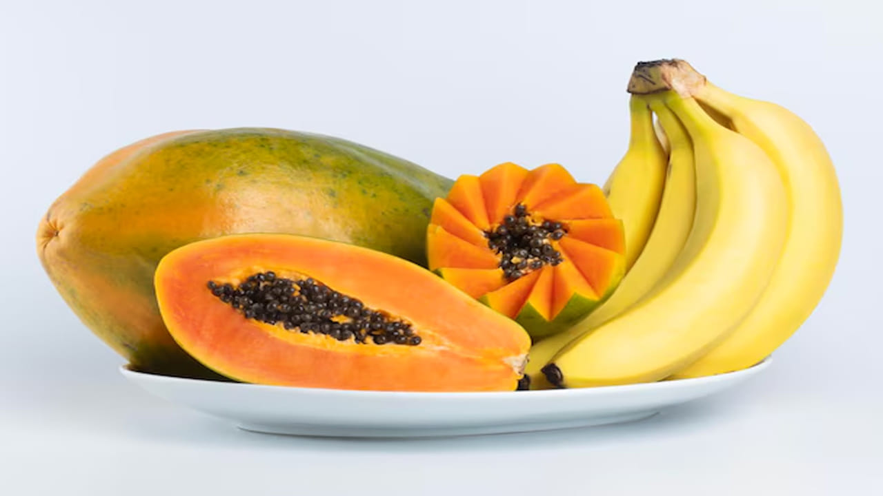 అరటి పండులో శరీరానికి అవసరమైన పొటాషియం, క్యాల్షియం లభించి శరీర కండరాలు కూడా బలపడతాయి. బొప్పాయి ని రెగ్యులర్ గా తినడం వల్ల కొలెస్ట్రాల్ ని అదుపులో ఉంచుతుంది.  ఆయుర్వేదం ప్రకారం, అరటిపండు శరీరాన్ని చల్లబరుస్తుంది. బొప్పాయి శరీరాన్ని వేడి చేస్తుంది. రెండు వేర్వేరు స్వభావాలు కలిగిన ఈ రెండు పండ్లను తినడం మంచిది కాదు. ఈ సమస్యలు కూడా సాధ్యమే అంటున్నారు.